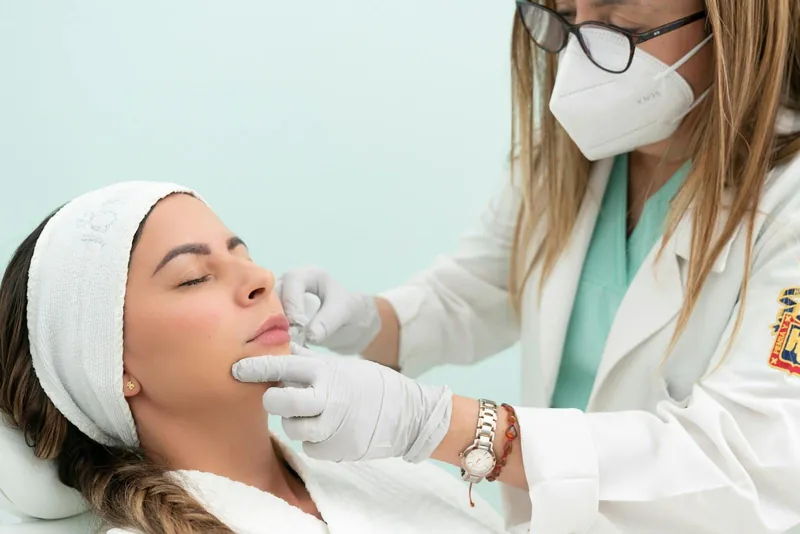 Facial aesthetic treatment, carried out by a plastic surgeon at C.Metric