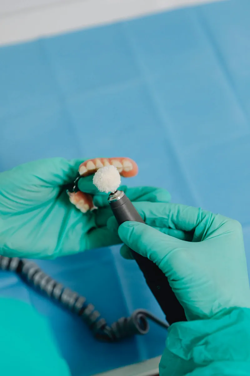 Restauration sur implant tenue par un prothésiste dentaire